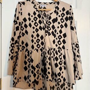 Buckhead Betties Hi-Lo tunic style Patterned Black and Cream Blouse